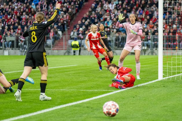 Momoko Tanikawa 18 (FC Bayern Muenchen) stuerzt, FC Bayern Frauen - Manchester United, ManU Fussball, Champions League Viertelfinale Rueckspiel, 01.04.2026 DFB regulations prohibit any use of photographs as image sequences and or quasi-video Muenchen Bayern Deutschland