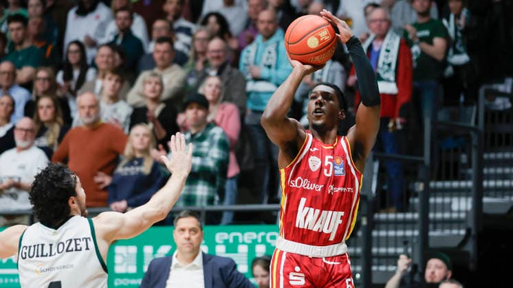 Im Bild: v.li. Clay Guillozet (VET-CONCEPT Gladiators Trier, 4) gegen Marcus Carr(Wuerzburg Baskets, 5) am Ball 01.04.2026, VET-CONCEPT Gladiators Trier - Fitness First Wuerzburg Baskets, easyCredit BBL, 27. Spieltag, Deutschland, Trier, SWT-Arena, Copyright: HMBxMedia xJulienxBecker