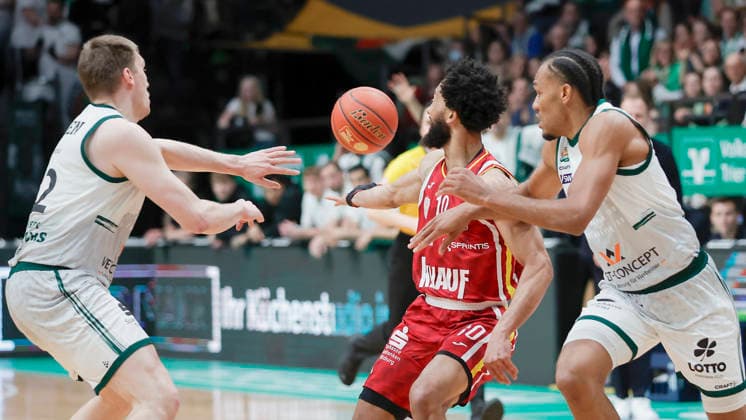 Im Bild: v.li. Marten Linssen (VET-CONCEPT Gladiators Trier, 12) stealt Davion Mintz (Wuerzburg Baskets, 10) und daneben Jordan Roland (VET-CONCEPT Gladiators Trier, 15) 01.04.2026, VET-CONCEPT Gladiators Trier - Fitness First Wuerzburg Baskets, easyCredit BBL, 27. Spieltag, Deutschland, Trier, SWT-Arena, Copyright: HMBxMedia xJulienxBecker