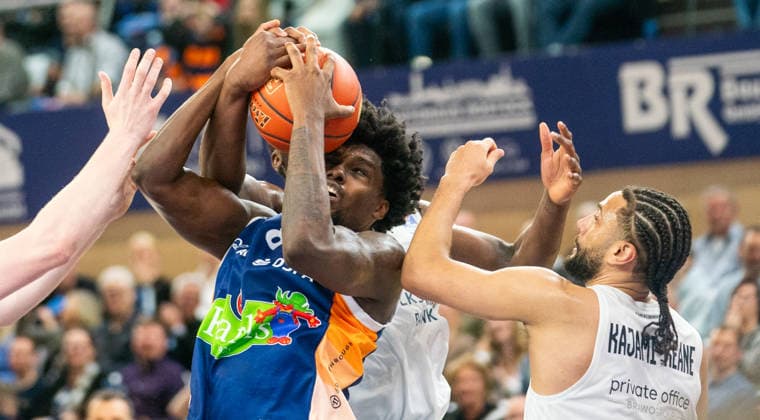 1.4.2026, Basketball, Herren, easy credit BBL, easy credit Bundesliga, BBL, Bundesliga, 27. Spieltag, Rostock Seawolves - Basketball Löwen Braunschweig Kassim Nicholson (Rostock Seawolves, li.) gegen Kaza Kajami-Keane (Basketball Löwen Braunschweig) Rostock Stadthalle Mecklenburg-Vorpommern Deutschland