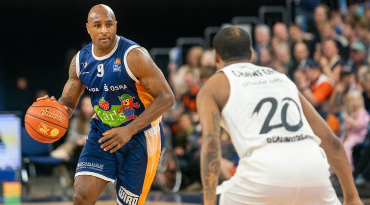 1.4.2026, Basketball, Herren, easy credit BBL, easy credit Bundesliga, BBL, Bundesliga, 27. Spieltag, Rostock Seawolves - Basketball Löwen Braunschweig DeAndre Lansdowne (Rostock Seawolves, li.) gegen Bryant Crawford (Basketball Löwen Braunschweig, re.) Rostock Stadthalle Mecklenburg-Vorpommern Deutschland