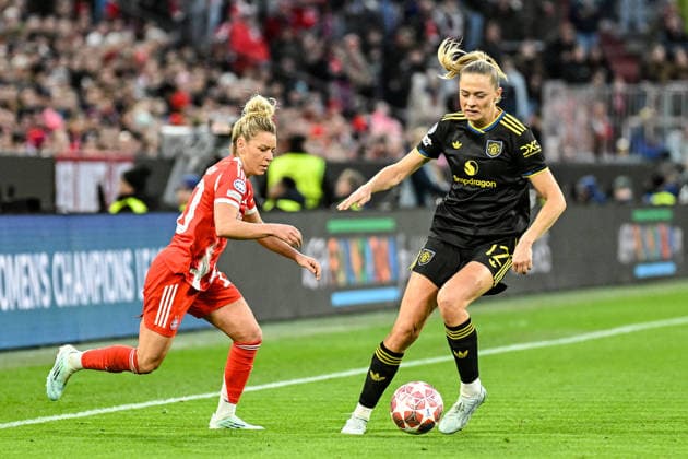 Fußball I Frauen I Saison 2025-2026 I Champions League I Viertelfinale I FC Bayern München - Manchester United, ManU I 01.04.2026 Zweikampf Linda Dallmann (10, FC Bayern München) gegen Fridolina Rolfö (12, Manchester United) München Allianz-Arena (Werner-Heisenberg-Allee 25) Bayern Deutschland Copyright: xLobeca InesxHähnelx