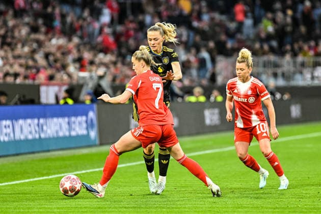 Fußball I Frauen I Saison 2025-2026 I Champions League I Viertelfinale I FC Bayern München - Manchester United, ManU I 01.04.2026 Zweikampf Giulia Gwinn (7, FC Bayern München) gegen Fridolina Rolfö (12, Manchester United) München Allianz-Arena (Werner-Heisenberg-Allee 25) Bayern Deutschland Copyright: xLobeca InesxHähnelx