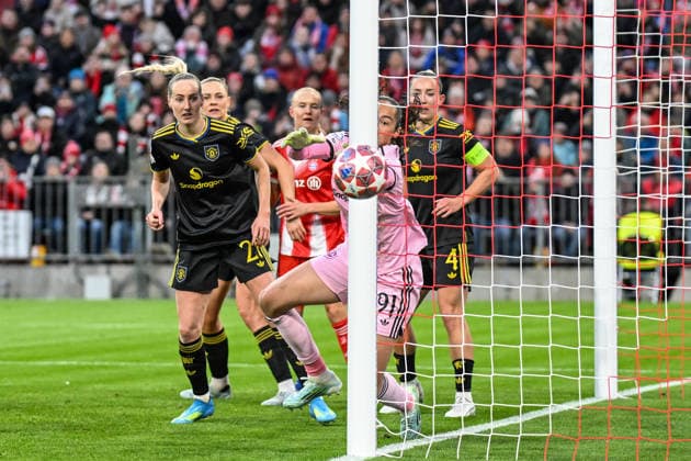 Fußball I Frauen I Saison 2025-2026 I Champions League I Viertelfinale I FC Bayern München - Manchester United, ManU I 01.04.2026 Der Ball geht knapp am Pfosten ins Aus, Glück für Phallon Tullis-Joyce (91, Manchester United) München Allianz-Arena (Werner-Heisenberg-Allee 25) Bayern Deutschland Copyright: xLobeca InesxHähnelx