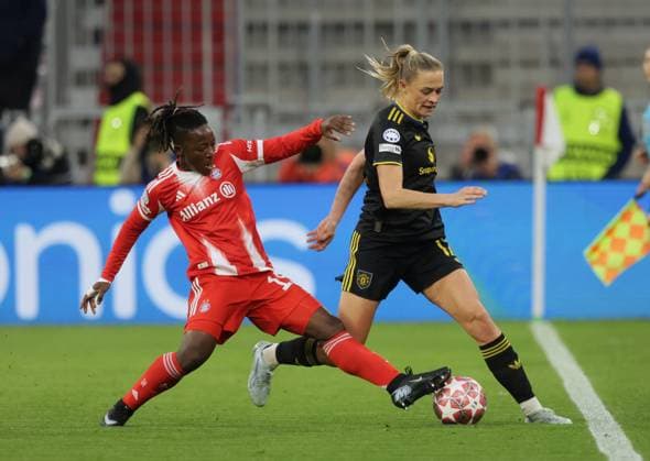 Bayerns Bernadette AMANI im Zweikampf mit Manchesters 12 ROLFOE. Frauenfussball: Muenchen - Manchester. Frauen - Fußball - Championsleague, FC Bayern München - Manchester United, ManU Viertelfinale, Saison 2025-2026, am 1.04.2026 in Muenchen, A L L I A N Z A R E N A, Deutschland. Quelle Copyright Credit : Oryk HAIST
