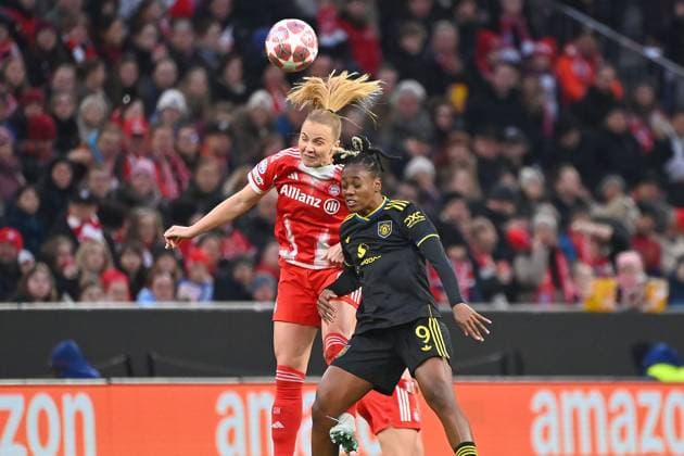 Glodis Perla VIGGOSDOTTIR (FCB), Aktion,Zweikampf gegen Melvine MALARD (ManU). Fussball Champions League der Frauen Viertelfinale FC Bayern Muenchen - Manchester United, ManU am 01.04.2026 A L L I A N Z A R E N A .