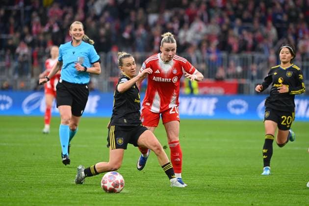Franziska KETT (FCB), Aktion,Zweikampf gegen Julia Zigiotti OLME (ManU), Fussball Champions League der Frauen Viertelfinale FC Bayern Muenchen - Manchester United, ManU am 01.04.2026 A L L I A N Z A R E N A .