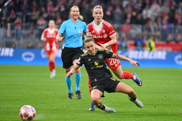 Franziska KETT (FCB), Aktion,Zweikampf gegen Julia Zigiotti OLME (ManU), Fussball Champions League der Frauen Viertelfinale FC Bayern Muenchen - Manchester United, ManU am 01.04.2026 A L L I A N Z A R E N A .