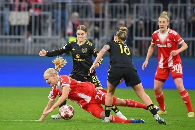 Julia Zigiotti OLME (ManU) , Aktion,Zweikampf gegen Pernile HARDER (FCB). hi:Jess PARK (ManU). Fussball Champions League der Frauen Viertelfinale FC Bayern Muenchen - Manchester United, ManU am 01.04.2026 A L L I A N Z A R E N A .