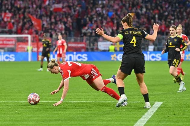 Maya LE TISSIER (ManU), Aktion,Zweikampf gegen Franziska KETT (FCB). Fussball Champions League der Frauen Viertelfinale FC Bayern Muenchen - Manchester United, ManU am 01.04.2026 A L L I A N Z A R E N A .