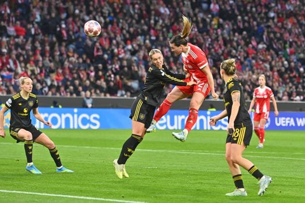 Torchance Vanessa GILLES (FCB), Aktio,Kofballl,Strafraumszene. Fussball Champions League der Frauen Viertelfinale FC Bayern Muenchen - Manchester United, ManU am 01.04.2026 A L L I A N Z A R E N A .