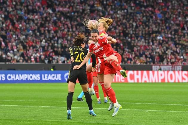 Glodis Perla VIGGOSDOTTIR (FCB) und Vanessa GILLES (FCB), Aktion,Zweikampf gegen Hinata MIYAZAWA (ManU). Fussball Champions League der Frauen Viertelfinale FC Bayern Muenchen - Manchester United, ManU am 01.04.2026 A L L I A N Z A R E N A .