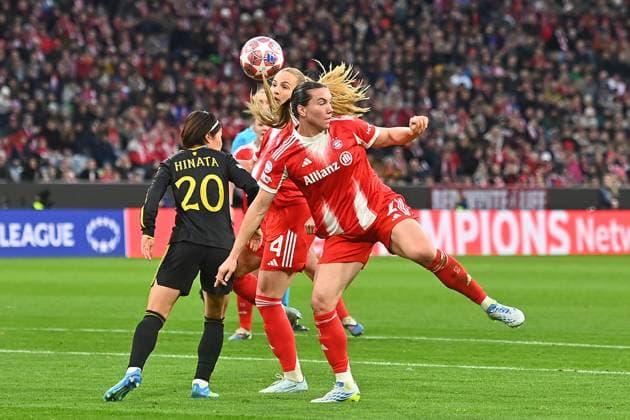 Glodis Perla VIGGOSDOTTIR (FCB) und Vanessa GILLES (FCB), Aktion,Zweikampf gegen Hinata MIYAZAWA (ManU). Fussball Champions League der Frauen Viertelfinale FC Bayern Muenchen - Manchester United, ManU am 01.04.2026 A L L I A N Z A R E N A .