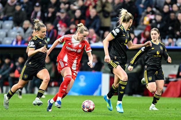 Fußball I Frauen I Saison 2025-2026 I Champions League I Viertelfinale I FC Bayern München - Manchester United, ManU I 01.04.2026 Franziska Kett (20, FC Bayern München) umgeben von 3 gegnerischen Spielerinnen München Allianz-Arena (Werner-Heisenberg-Allee 25) Bayern Deutschland Copyright: xLobeca InesxHähnelx