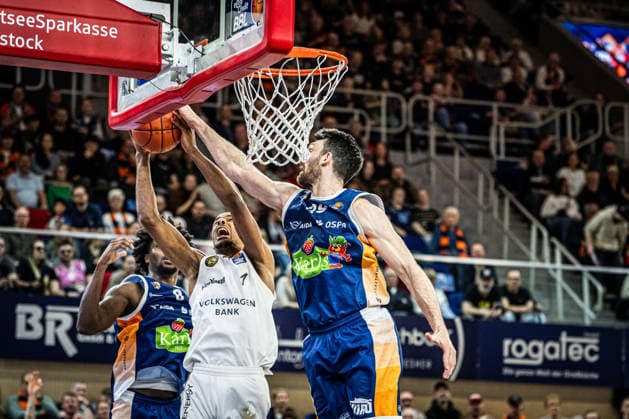 Rostock, Deutschland 01. April 2026: 1.BBL - 2025 2026 - Rostock Seawolves gegen Basketball Löwen Braunschweig Im Bild: v.li. Kassim Nicholson (Rostock Seawolves) , Nikola Tomic (LÖWEN Braunschweig) und Owen Klassen (Rostock Seawolves) Copyright: xFotostandx xVoelkerx