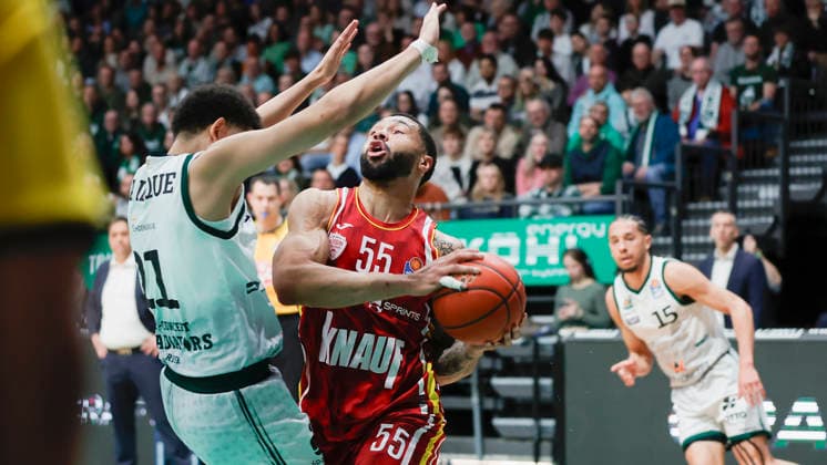 Im Bild: v.li. Evans Rapieque (VET-CONCEPT Gladiators Trier, 21) gegen David Muenkat (Wuerzburg Baskets, 55) am Ball. 01.04.2026, VET-CONCEPT Gladiators Trier - Fitness First Wuerzburg Baskets, easyCredit BBL, 27. Spieltag, Deutschland, Trier, SWT-Arena, Copyright: HMBxMedia xJulienxBecker