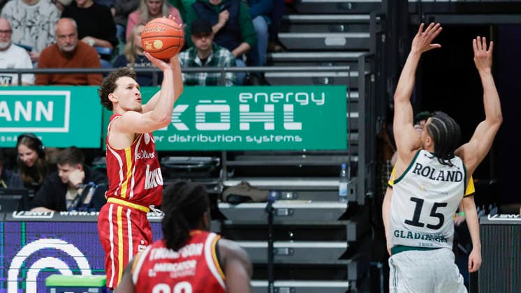 Im Bild: v.li. Brae Ivey (Wuerzburg Baskets, 11) mit dem Dreier gegen Jordan Roland (VET-CONCEPT Gladiators Trier, 15) 01.04.2026, VET-CONCEPT Gladiators Trier - Fitness First Wuerzburg Baskets, easyCredit BBL, 27. Spieltag, Deutschland, Trier, SWT-Arena, Copyright: HMBxMedia xJulienxBecker