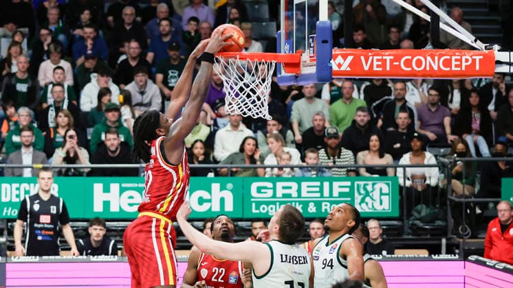 Im Bild: Charles Thompson (Wuerzburg Baskets, 32) mit dem Dunking. 01.04.2026, VET-CONCEPT Gladiators Trier - Fitness First Wuerzburg Baskets, easyCredit BBL, 27. Spieltag, Deutschland, Trier, SWT-Arena, Copyright: HMBxMedia xJulienxBecker
