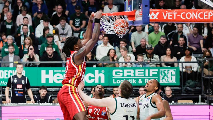 Im Bild: Charles Thompson (Wuerzburg Baskets, 32) mit dem Dunking. 01.04.2026, VET-CONCEPT Gladiators Trier - Fitness First Wuerzburg Baskets, easyCredit BBL, 27. Spieltag, Deutschland, Trier, SWT-Arena, Copyright: HMBxMedia xJulienxBecker