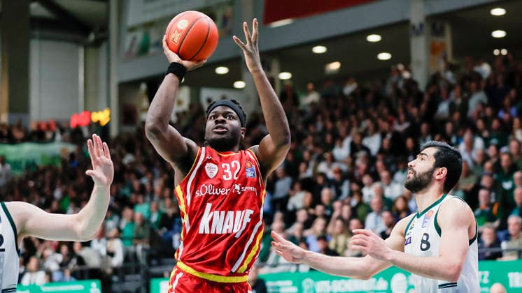 Im Bild: v.li. Charles Thompson (Wuerzburg Baskets, 32) am Ball gegen Behnam Yakhchali Dehkordi (VET-CONCEPT Gladiators Trier, 8) 01.04.2026, VET-CONCEPT Gladiators Trier - Fitness First Wuerzburg Baskets, easyCredit BBL, 27. Spieltag, Deutschland, Trier, SWT-Arena, Copyright: HMBxMedia xJulienxBecker