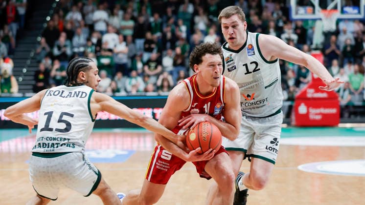 Im Bild: v.li. Jordan Roland (VET-CONCEPT Gladiators Trier, 15), Brae Ivey (Wuerzburg Baskets, 11) am Ball und Marten Linssen (VET-CONCEPT Gladiators Trier, 12) 01.04.2026, VET-CONCEPT Gladiators Trier - Fitness First Wuerzburg Baskets, easyCredit BBL, 27. Spieltag, Deutschland, Trier, SWT-Arena, Copyright: HMBxMedia xJulienxBecker