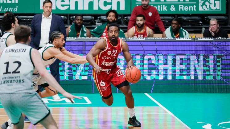 Im Bild: v.li. Jordan Roland (VET-CONCEPT Gladiators Trier, 15) gegen Johnathan Stove (Wuerzburg Baskets, 22) am Ball. 01.04.2026, VET-CONCEPT Gladiators Trier - Fitness First Wuerzburg Baskets, easyCredit BBL, 27. Spieltag, Deutschland, Trier, SWT-Arena, Copyright: HMBxMedia xJulienxBecker