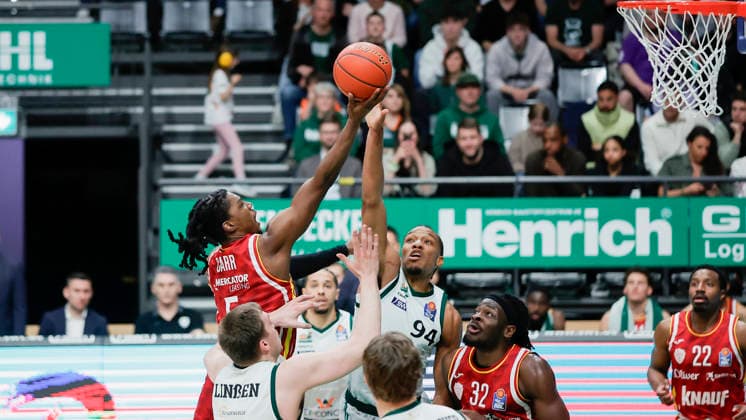 Im Bild: v.li. Marcus Carr(Wuerzburg Baskets, 5) mit dem Korbleger gegen George King (VET-CONCEPT Gladiators Trier, 94) 01.04.2026, VET-CONCEPT Gladiators Trier - Fitness First Wuerzburg Baskets, easyCredit BBL, 27. Spieltag, Deutschland, Trier, SWT-Arena, Copyright: HMBxMedia xJulienxBecker
