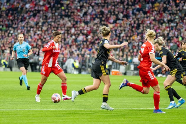 Momoko Tanikawa 18 (FC Bayern Muenchen), FC Bayern Frauen - Manchester United, ManU Fussball, Champions League Viertelfinale Rueckspiel, 01.04.2026 DFB regulations prohibit any use of photographs as image sequences and or quasi-video Muenchen Bayern Deutschland