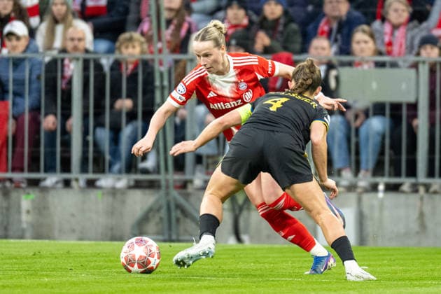 Franziska Kett 20 (FC Bayern Muenchen) im Zweikampf mit Maya Le Tissier 4 Manchester United, ManU Women), FC Bayern Frauen - Manchester United, Fussball, Champions League Viertelfinale Rueckspiel, 01.04.2026 DFB regulations prohibit any use of photographs as image sequences and or quasi-video Muenchen Bayern Deutschland