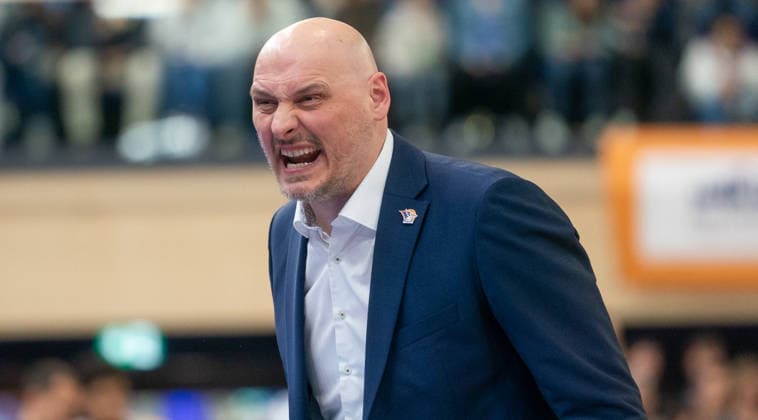 1.4.2026, Basketball, Herren, easy credit BBL, easy credit Bundesliga, BBL, Bundesliga, 27. Spieltag, Rostock Seawolves - Basketball Löwen Braunschweig Trainer PrzemysÅ‚aw Frasunkiewicz (Rostock Seawolves) Rostock Stadthalle Mecklenburg-Vorpommern Deutschland