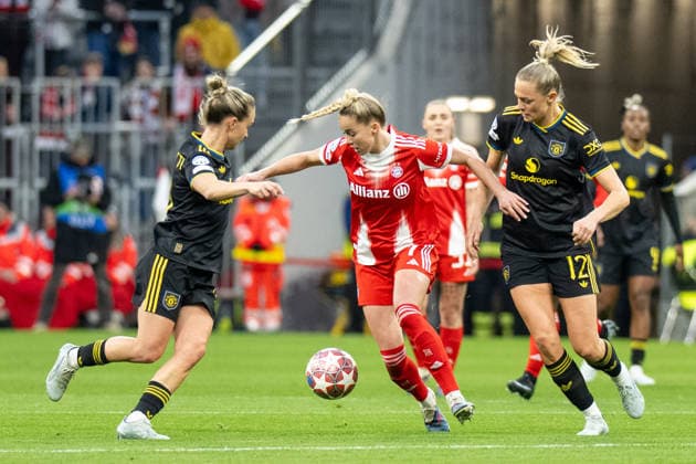 Giulia Gwinn 7 (FC Bayern Muenchen) im Zweikampf mit Fridolina Rolfoe 12 Manchester United, ManU Women), FC Bayern Frauen - Manchester United, Fussball, Champions League Viertelfinale Rueckspiel, 01.04.2026 DFB regulations prohibit any use of photographs as image sequences and or quasi-video Muenchen Bayern Deutschland