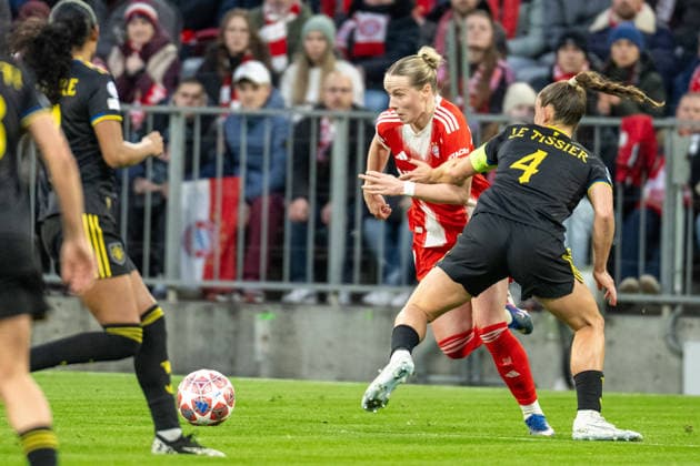 Franziska Kett 20 (FC Bayern Muenchen) im Zweikampf mit Maya Le Tissier 4 Manchester United, ManU Women), FC Bayern Frauen - Manchester United, Fussball, Champions League Viertelfinale Rueckspiel, 01.04.2026 DFB regulations prohibit any use of photographs as image sequences and or quasi-video Muenchen Bayern Deutschland