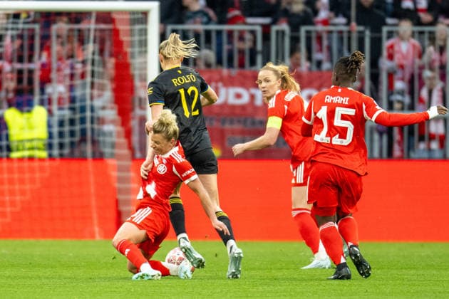 Linda Dallmann 10 (FC Bayern Muenchen) im Zweikampf mit Fridolina Rolfoe 12 Manchester United, ManU Women), FC Bayern Frauen - Manchester United, Fussball, Champions League Viertelfinale Rueckspiel, 01.04.2026 DFB regulations prohibit any use of photographs as image sequences and or quasi-video Muenchen Bayern Deutschland