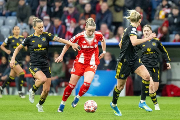 Julia Zigiotti Olme 18Julia Zigiotti Olme im Zweikampf mit Franziska Kett 20 (FC Bayern Muenchen), FC Bayern Frauen - Manchester United, ManU Fussball, Champions League Viertelfinale Rueckspiel, 01.04.2026 DFB regulations prohibit any use of photographs as image sequences and or quasi-video Muenchen Bayern Deutschland