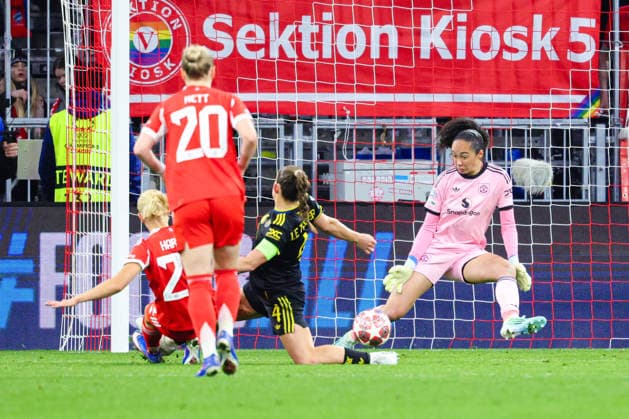 Phallon Tullis-Joyce (91, Manchester United, ManU kann den Schuss abwehren beim Spiel zwischen FC Bayern München v Manchester United, Fußball, Frauen, UEFA Womens Champions League, 2025 2026, 8.Spieltag Viertelfinale am 01.04.2026 in München, Allianz Arena. Bayern Deutschland
