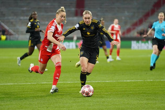 Giulia Gwinn (7 FC Bayern) und Hanna Lundkvist (5 Manchester) in Aktion beim UEFA Womens Champions League Spiel FC Bayern München Manchester United, ManU am 01.04.2026. München Allianz Arena Bayern Deutschland