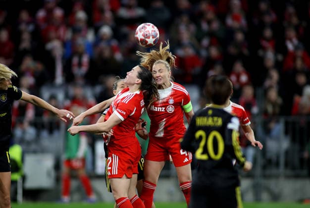 Fussball, Frauen, Frauen Champions League, Viertelfinale Rückspiel, Saison 2025 2026, FC Bayern München - Manchester United, ManU Allianz Arena Vanessa Gilles (FC Bayern München) (li.) mit Glodis Perla Viggosdottir (FC Bayern München) (re.) steigen beide zum Kopfball hoch, Luftkampf, Kampf um den Ball, Aktion
