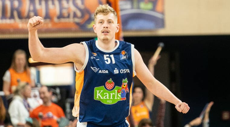 1.4.2026, Basketball, Herren, easy credit BBL, easy credit Bundesliga, BBL, Bundesliga, 27. Spieltag, Rostock Seawolves - Basketball Löwen Braunschweig Bent Leuchten (Rostock Seawolves) jubelt. Rostock Stadthalle Mecklenburg-Vorpommern Deutschland