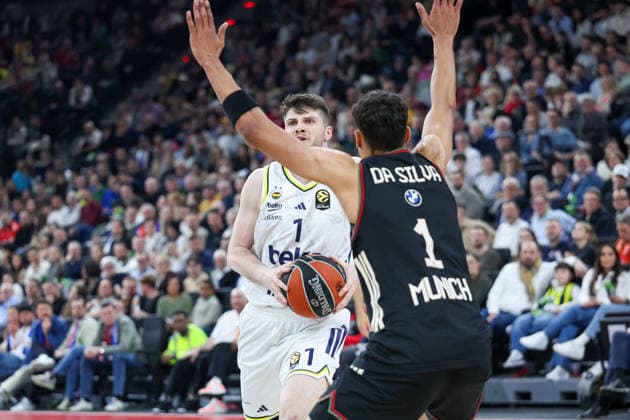 Metecan Birsen (Fenerbahce Beko Istanbul, 01) mit Oscar da Silva (FC Bayern Basketball, 01), GER, FC Bayern Basketball vs. Fenerbahce Beko Istanbul, Basketball, Euroleague, 35. Spieltag, Saison 2025 2026, 01.04.2026, GER, FC Bayern Basketball vs. Fenerbahce Beko Istanbul, Basketball, Euroleague, 35. Spieltag, Saison 2025 2026, 01.04.2026 Muenchen Copyright: xEibner-Pressefoto JennixMaulx EP_JML