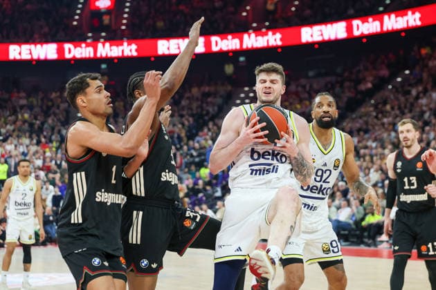 Metecan Birsen (Fenerbahce Beko Istanbul, 01) mit Khem Birch (Fenerbahce Beko Istanbul, 92) und David McCormack (FC Bayern Basketball, 33), mit Oscar da Silva (FC Bayern Basketball, 01) und Andreas Obst (FC Bayern Basketball, 13), GER, FC Bayern Basketball vs. Fenerbahce Beko Istanbul, Basketball, Euroleague, 35. Spieltag, Saison 2025 2026, 01.04.2026, GER, FC Bayern Basketball vs. Fenerbahce Beko Istanbul, Basketball, Euroleague, 35. Spieltag, Saison 2025 2026, 01.04.2026 Muenchen Copyright: xEibner-Pressefoto JennixMaulx EP_JML