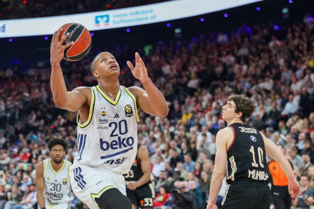 Devon Hall (Fenerbahce Beko Istanbul, 20) mit Justinian Jessup (FC Bayern Basketball, 10), GER, FC Bayern Basketball vs. Fenerbahce Beko Istanbul, Basketball, Euroleague, 35. Spieltag, Saison 2025 2026, 01.04.2026, GER, FC Bayern Basketball vs. Fenerbahce Beko Istanbul, Basketball, Euroleague, 35. Spieltag, Saison 2025 2026, 01.04.2026 Muenchen Copyright: xEibner-Pressefoto JennixMaulx EP_JML