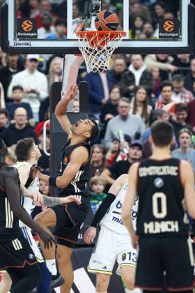 Oscar da Silva (FC Bayern Basketball, 01) mit Ball am Korb, mit Tarik Biberovic (Fenerbahce Beko Istanbul, 13) und Nenad Dimitrijevic (FC Bayern Basketball, 00), GER, FC Bayern Basketball vs. Fenerbahce Beko Istanbul, Basketball, Euroleague, 35. Spieltag, Saison 2025 2026, 01.04.2026, GER, FC Bayern Basketball vs. Fenerbahce Beko Istanbul, Basketball, Euroleague, 35. Spieltag, Saison 2025 2026, 01.04.2026 Muenchen Copyright: xEibner-Pressefoto JennixMaulx EP_JML