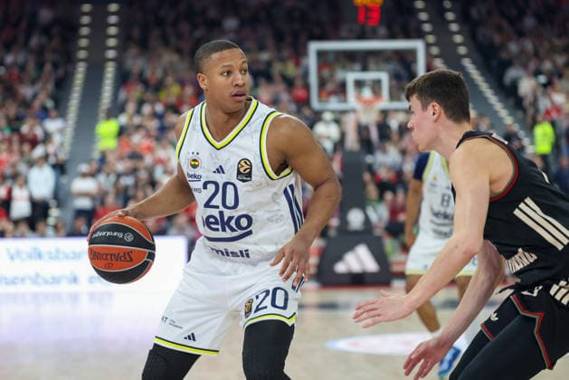 Devon Hall (Fenerbahce Beko Istanbul, 20) mit Nenad Dimitrijevic (FC Bayern Basketball, 00), GER, FC Bayern Basketball vs. Fenerbahce Beko Istanbul, Basketball, Euroleague, 35. Spieltag, Saison 2025 2026, 01.04.2026, GER, FC Bayern Basketball vs. Fenerbahce Beko Istanbul, Basketball, Euroleague, 35. Spieltag, Saison 2025 2026, 01.04.2026 Muenchen Copyright: xEibner-Pressefoto JennixMaulx EP_JML