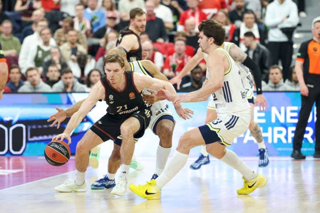 Justuz Hollatz (FC Bayern Basketball, 21) mit Talen Horton Tucker (Fenerbahce Beko Istanbul, 08), GER, FC Bayern Basketball vs. Fenerbahce Beko Istanbul, Basketball, Euroleague, 35. Spieltag, Saison 2025 2026, 01.04.2026, GER, FC Bayern Basketball vs. Fenerbahce Beko Istanbul, Basketball, Euroleague, 35. Spieltag, Saison 2025 2026, 01.04.2026 Muenchen Copyright: xEibner-Pressefoto JennixMaulx EP_JML