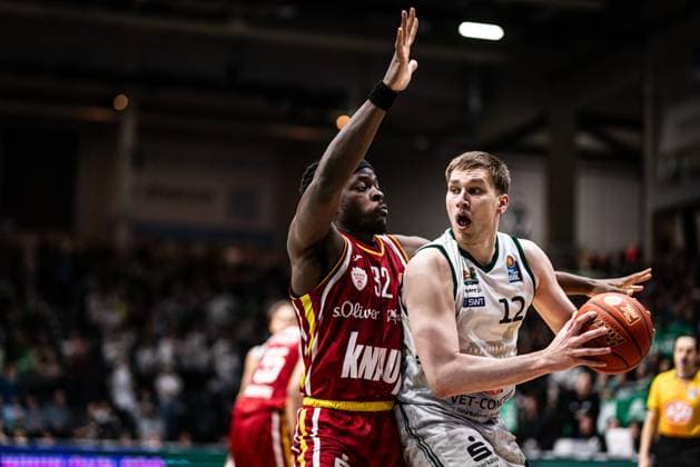 Marten Linssen (Gladiators Trier) im Zweikampf mit Charles Thompson (Fitness First Wuerzburg Baskets), Vet Concept Gladiators Trier vs Fitness First Wuerzburg Baskets, Basketball, easyCredit BBL, 27. Spieltag, Saison 2025 2026, 01.04.2026 Vet Concept Gladiators Trier vs Fitness First Wuerzburg Baskets, Basketball, easyCredit BBL, 27. Spieltag, Saison 2025 2026, 01.04.2026 Copyright: xEibner-Pressefoto AlexanderxNeisx EP_ANS