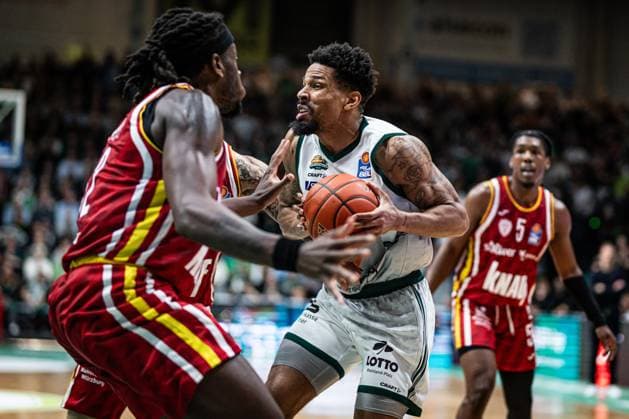 Urald King (Gladiators Trier) im Zweikampf mit Charles Thompson (Fitness First Wuerzburg Baskets), Vet Concept Gladiators Trier vs Fitness First Wuerzburg Baskets, Basketball, easyCredit BBL, 27. Spieltag, Saison 2025 2026, 01.04.2026 Vet Concept Gladiators Trier vs Fitness First Wuerzburg Baskets, Basketball, easyCredit BBL, 27. Spieltag, Saison 2025 2026, 01.04.2026 Copyright: xEibner-Pressefoto AlexanderxNeisx EP_ANS