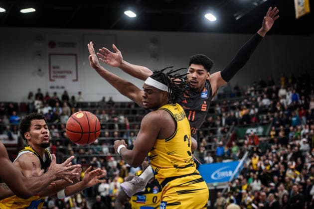 Keeshawn Kellman (MHP RIESEN Ludwigsburg, 32) und Brandon Tischler (MHP RIESEN Ludwigsburg, 24) vs. Kostja Mushidi (Niners Chemnitz, 11) GER, MHP Riesen Ludwigsburg vs. Niners Chemnitz, Basketball Bundesliga, easycredit BBL, 27. Spieltag, Spielzeit 2025 2026, 01.04.2026 GER, MHP Riesen Ludwigsburg vs. Niners Chemnitz, Basketball Bundesliga, easycredit BBL, 27. Spieltag, Spielzeit 2025 2026, 01.04.2026 Ludwigsburg Copyright: xSandyxDinkelackerx EP_SDR