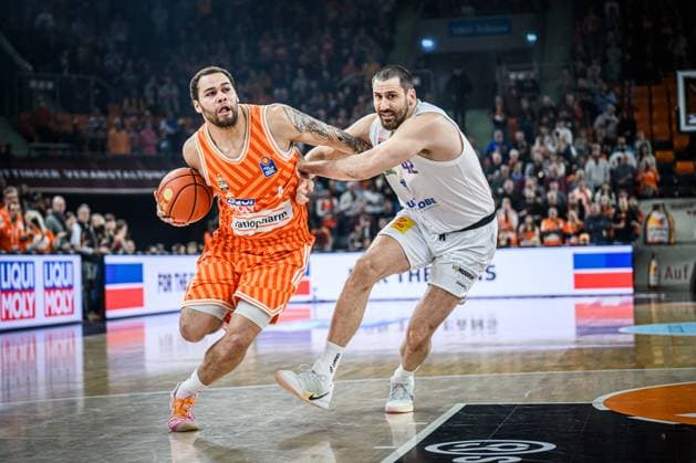 Neu Ulm, Deutschland, 01.04.26: Christopher Ledlum (ratiopharm ulm) und Nemanja Djurisic (Syntainics MBC) im Zweikampf waehrend des Basketball Bundesliga Spiels zwischen ratiopharm ulm vs Syntainics MBC in der ratiopharm Arena am 01. April 2026 in Neu Ulm, Deutschland. (Foto von Harry Langer DeFodi Images) ratiopharm Arena, Germany, 01.04.26: Christopher Ledlum (ratiopharm ulm) und Nemanja Djurisic (Syntainics MBC) battle for the ball during the Basketball Bundesliga match between ratiopharm ulm vs Syntainics MBC at Neu Ulm on April 1, 2026 in ratiopharm Arena, Germany. (Photo by Harry Langer DeFodi Images) (Photo by Harry Langer DeFodi Images) -