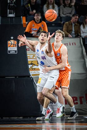 Neu Ulm, Deutschland, 01.04.26: Jure Planinic (Syntainics MBC) und Tobias Jensen (ratiopharm ulm) im Zweikampf waehrend des Basketball Bundesliga Spiels zwischen ratiopharm ulm vs Syntainics MBC in der ratiopharm Arena am 01. April 2026 in Neu Ulm, Deutschland. (Foto von Harry Langer DeFodi Images) ratiopharm Arena, Germany, 01.04.26: Jure Planinic (Syntainics MBC) und Tobias Jensen (ratiopharm ulm) battle for the ball during the Basketball Bundesliga match between ratiopharm ulm vs Syntainics MBC at Neu Ulm on April 1, 2026 in ratiopharm Arena, Germany. (Photo by Harry Langer DeFodi Images) (Photo by Harry Langer DeFodi Images) - *** Neu Ulm, Germany, 01 04 26 Jure Planinic Syntainics MBC and Tobias Jensen ratiopharm ulm battle for the ball during the Basketball Bundesliga match between ratiopharm ulm vs Syntainics MBC at the ratiopharm Arena on April 01, 2026 in Neu Ulm, Germany Photo by Harry Langer DeFodi Images ratiopharm Arena, Germany, 01 04 26 Jure Planinic Syntainics MBC and Tobias Jensen ratiopharm ulm battle for the ball during the Basketball Bundesliga match between ratiopharm ulm vs Syntainics MBC at Neu Ulm on April 1, 2026 in ratiopharm Arena, Germany Photo by Harry Langer DeFodi Images Photo by Harry Langer DeFodi Images