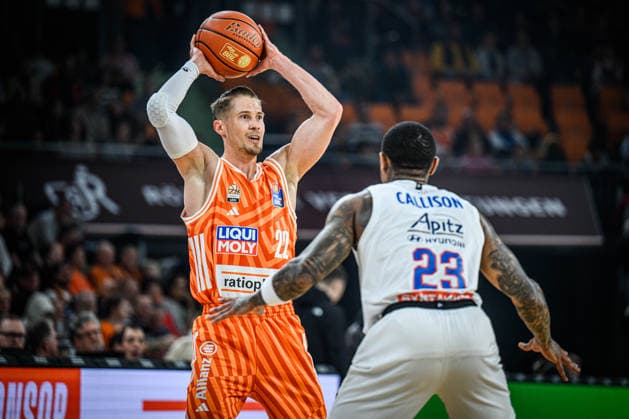 Neu Ulm, Deutschland, 01.04.26: Thomas Klepeisz (ratiopharm ulm) und Charles Callison (Syntainics MBC) im Zweikampf waehrend des Basketball Bundesliga Spiels zwischen ratiopharm ulm vs Syntainics MBC in der ratiopharm Arena am 01. April 2026 in Neu Ulm, Deutschland. (Foto von Harry Langer DeFodi Images) ratiopharm Arena, Germany, 01.04.26: Thomas Klepeisz (ratiopharm ulm) und Charles Callison (Syntainics MBC) battle for the ball during the Basketball Bundesliga match between ratiopharm ulm vs Syntainics MBC at Neu Ulm on April 1, 2026 in ratiopharm Arena, Germany. (Photo by Harry Langer DeFodi Images) (Photo by Harry Langer DeFodi Images) -